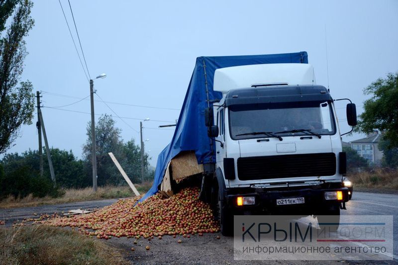 На подъезде к Керченской переправе из фуры высыпались тонны яблок [фото]
