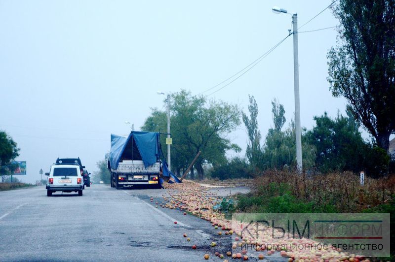 На подъезде к Керченской переправе из фуры высыпались тонны яблок [фото]