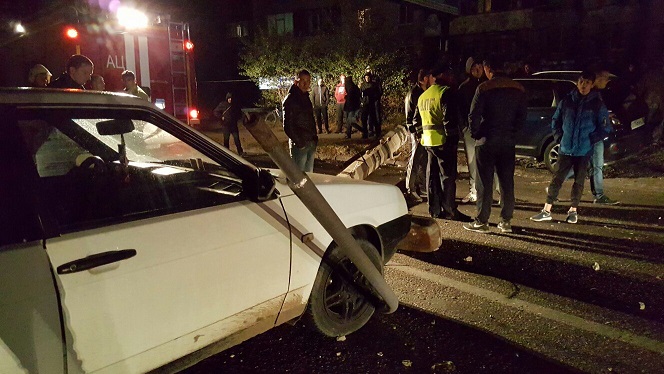 В Крыму Hyundai протаранил ограждение и столб - водителя зажало в машине [фото]