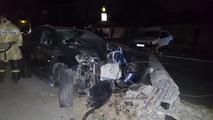 В Крыму Hyundai протаранил ограждение и столб - водителя зажало в машине [фото]