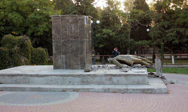 В Крыму разрушили памятник Ленину [фото]