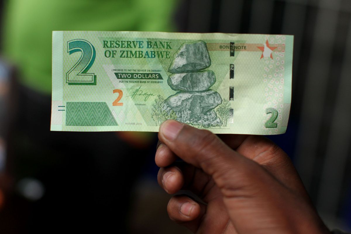 "Зомби-деньги" вогнали население Зимбабве в валютную панику