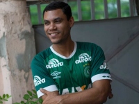 Выживший в авиакатастрофе 31-летний бразильский футболист Элио Нето может вернуться в большой футбол