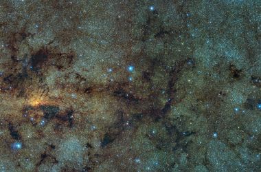 "Хаббл" запечатлел самую яркую галактику скопления Центавра