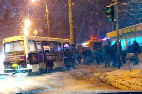 В Киеве маршрутка сбила пешеходов и врезалась в столб(фото)
