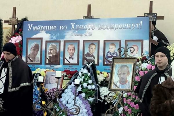 В Одессе прощаются с многодетной семьей, погибшей на пожаре(фото)