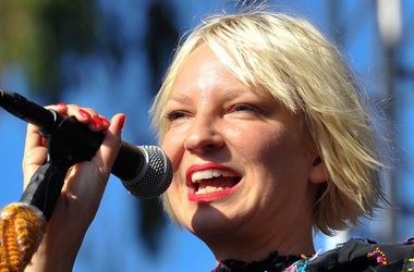 Известная певица Sia развелась с мужем