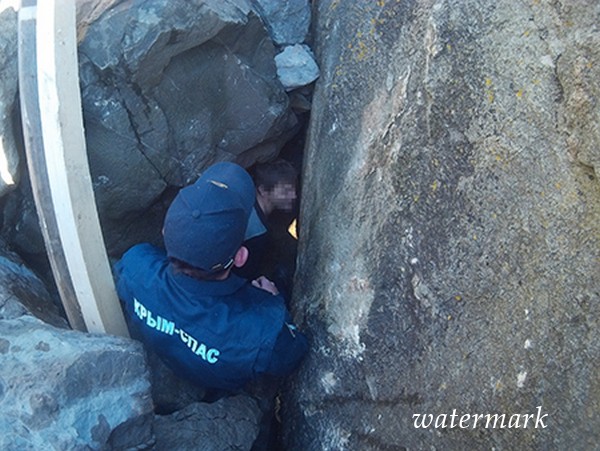 На побережье Крыма спасали заложника каменного грота [фото]