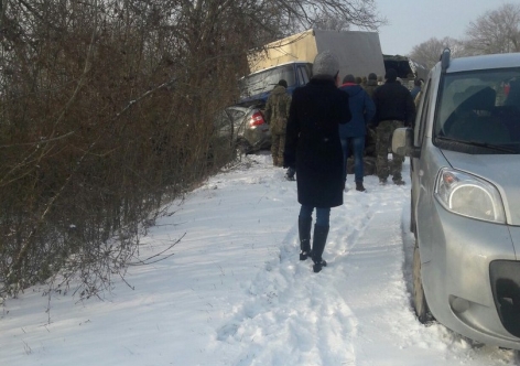 На трассе под Севастополем столкнулись ЗИЛ и легковушка – погибли два человека [фото]